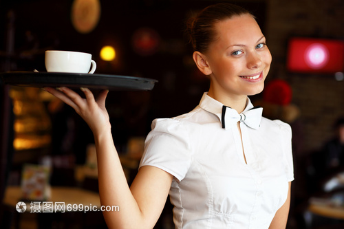 白色襯衫與優雅托盤的協奏 記一位女服務員